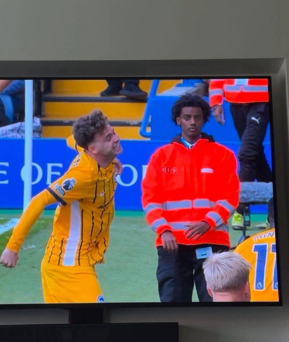Alexander Isak has decided to leave Liverpool and become a steward at Chelsea. 🤣🤣