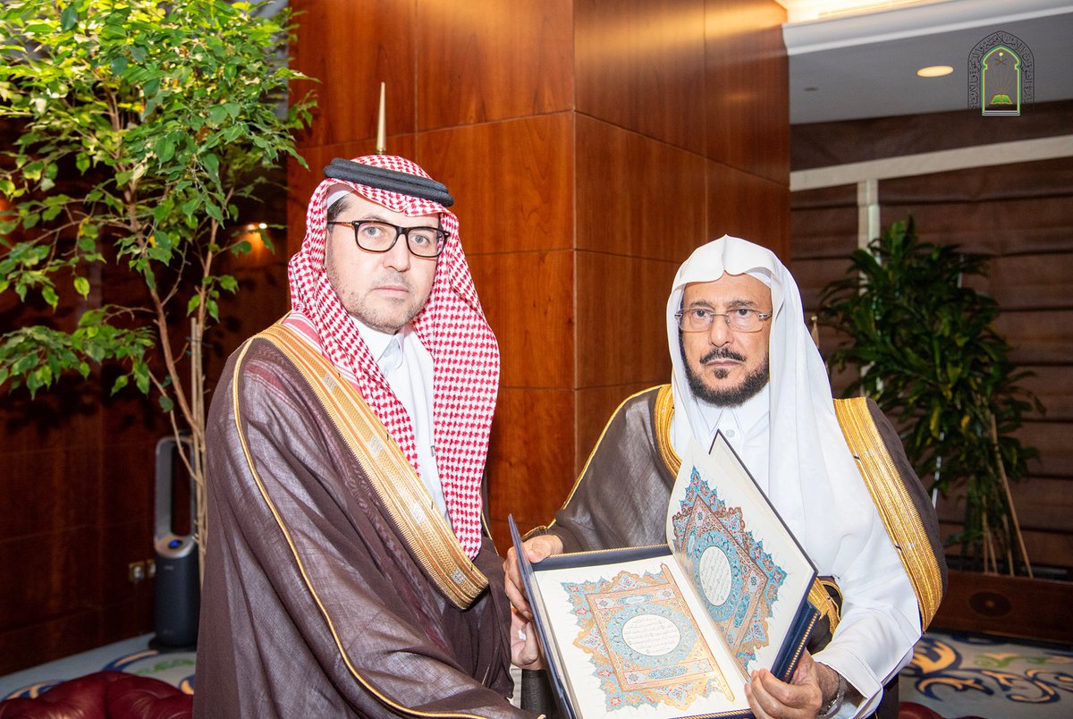 استقبل معالي وزير الشؤون الإسلامية والدعوة والإرشاد الشيخ الدكتور عبداللطيف بن عبدالعزيز آل الشيخ، في مكتبه بمقر الوزارة بالرياض، اليوم الاثنين 7 ربيع الآخر 1447هـ، سعادة سفير خادم الحرمين الشريفين المعين حديثاً لدى جمهورية الهند الأستاذ هيثم بن حسن المالكي.

وفي مستهل اللقاء،