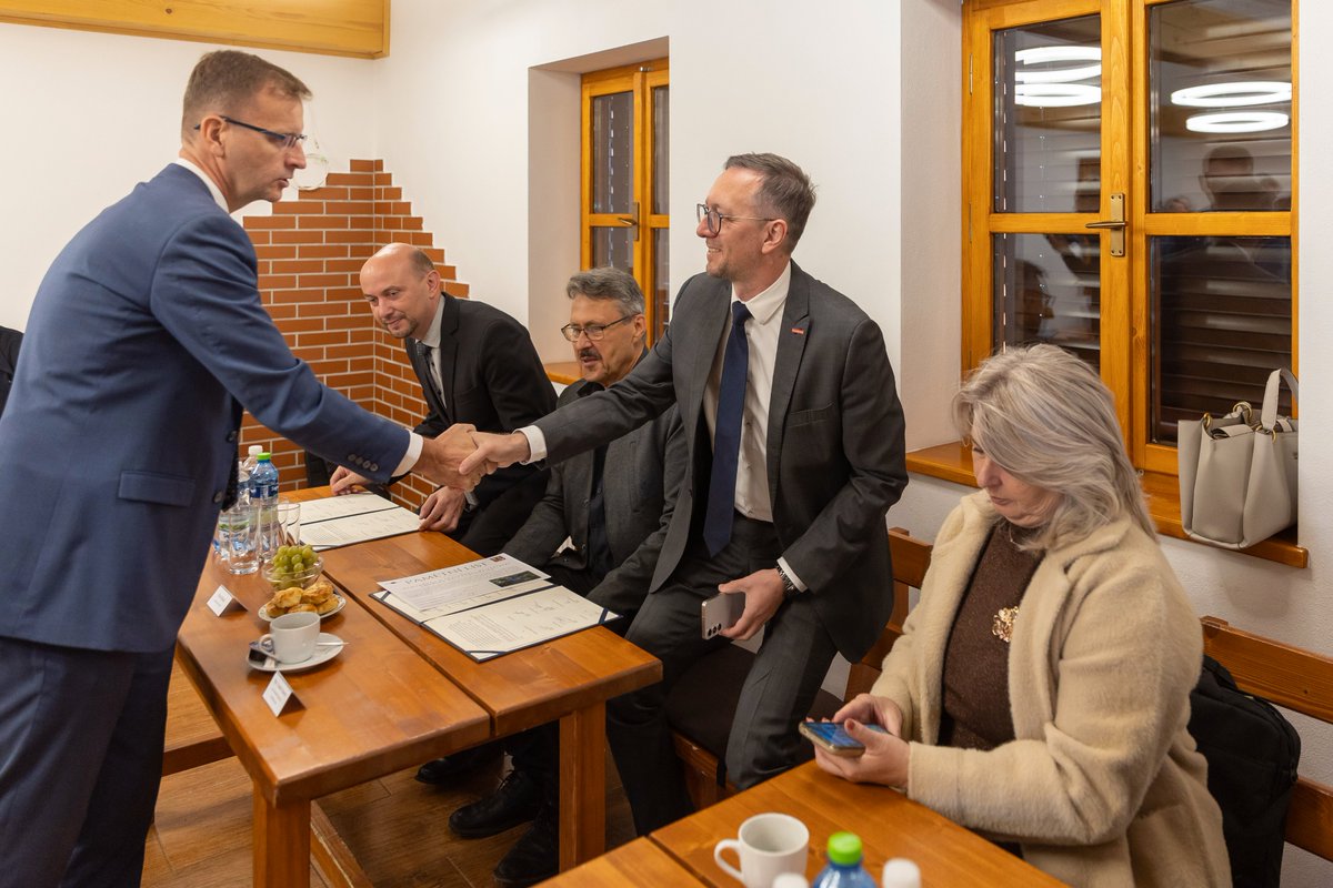 Zlínský kraj (@zlinskykraj) on Twitter photo 💧 Zlínský kraj, obce a ministerstva podepsaly memorandum o přípravě k výstavbě Vlachovické přehrady – budoucího zdroje pitné vody.
Součástí projektu budou nové kanalizace a čističky, na které kraj přispěje až 10 % nákladů.
Stavba by mohla začít v roce 2029. 💧 Zlínský kraj, obce a ministerstva podepsaly memorandum o přípravě k výstavbě Vlachovické přehrady – budoucího zdroje pitné vody.
Součástí projektu budou nové kanalizace a čističky, na které kraj přispěje až 10 % nákladů.
Stavba by mohla začít v roce 2029.