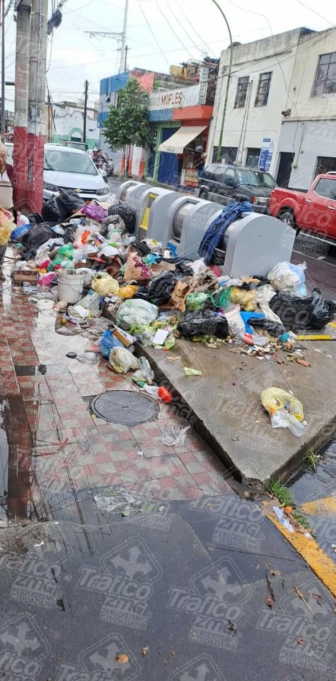 Trafico_ZMG's tweet image. 🚨 Vecinos de Santa Tere denuncian el mal estado del punto limpio en la calle José Clemente Orozco y Arista, justo afuera de la primaria José Clemente Orozco.

⚠️ Señalan que la falta de recolección lo ha convertido en un foco de malos olores y riesgo sanitario para quienes…