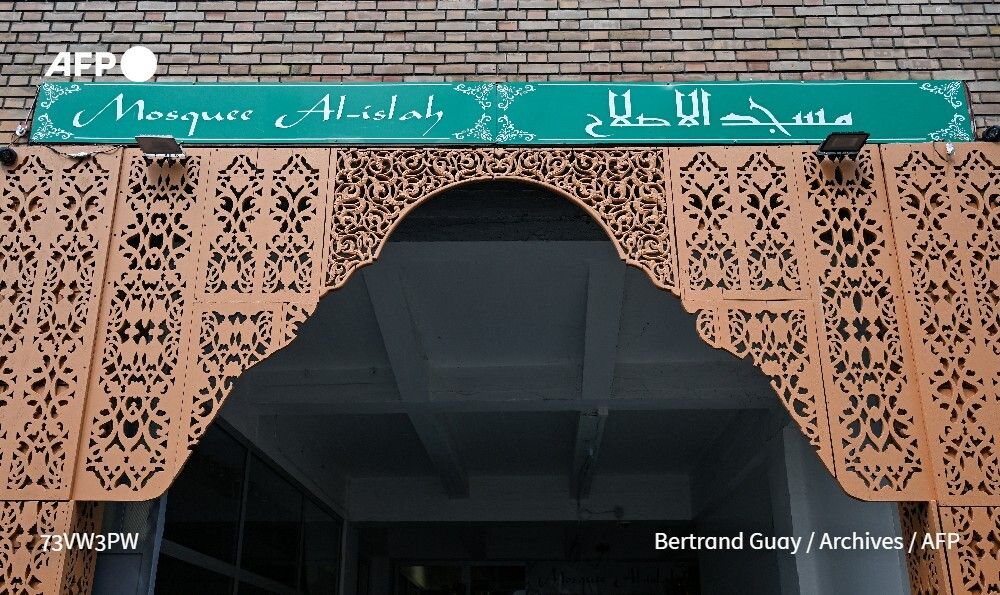 Têtes de cochon devant des mosquées en région parisienne : onze personnes ont été arrêtées en Serbie, soupçonnées d'avoir participé à plusieurs opérations en France et en Allemagne "incitant à la haine", a indiqué la police serbe lundi ⬇️