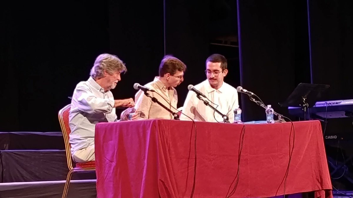 Hay personas, como Antonio Roa, que no tienen límites y convierten en real todo lo que tocan. Otra vez lo ha hecho. Nos ha reunido en el bellísimo Puente Genil para homenajear a José María Alvarez. Gracias, gracias siempre a todos los que lo han hecho posible.