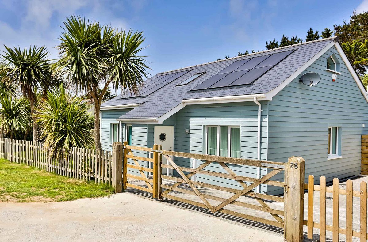 TheHolidayCots's tweet image. 🌊 A Luxurious Retreat in Croyde 🌊

Immaculately presented and perfectly located in Croyde, Devon, Endless Summer Beach House is an idyllic retreat for families and friends looking to explore North Devon. 

🛏️ Sleeps 10
theholidaycottages.co.uk/devon/16504

#EndlessSummerBeachHouse #Croyde