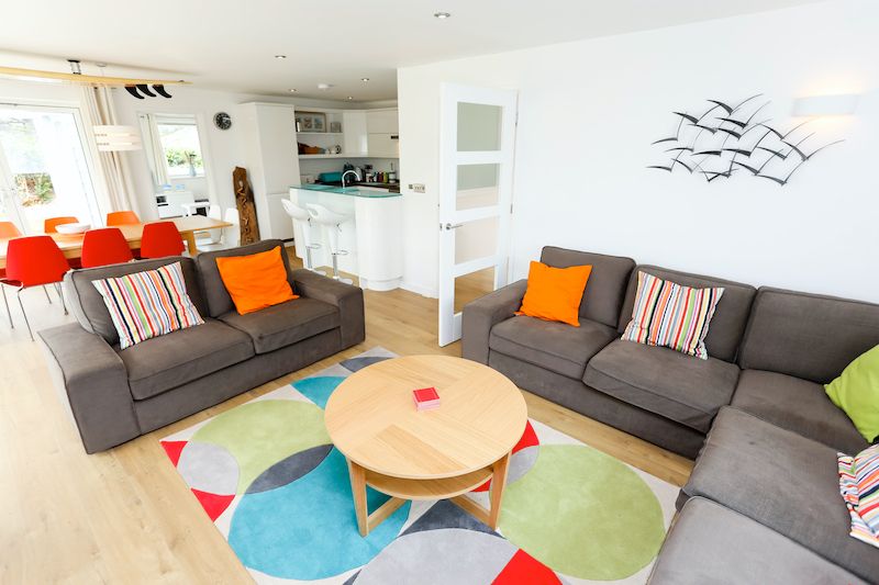 TheHolidayCots's tweet image. 🌊 A Luxurious Retreat in Croyde 🌊

Immaculately presented and perfectly located in Croyde, Devon, Endless Summer Beach House is an idyllic retreat for families and friends looking to explore North Devon. 

🛏️ Sleeps 10
theholidaycottages.co.uk/devon/16504

#EndlessSummerBeachHouse #Croyde