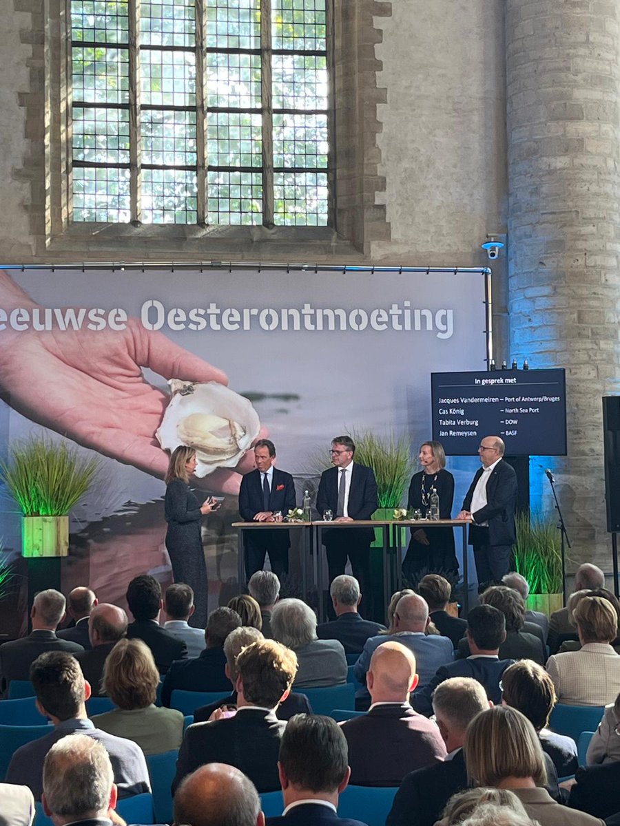 Dagvoorzitter Jannelieke Aalstein vraagt in een panelgesprek om reactie op speech van de MP waarin hij de oproep deed om nog meer samen te werken. Met Jacques Vandermeiren van <a href="/PortofAntBruges/">Port of Antwerp-Bruges</a>, <a href="/caskonig/">Cas König</a> van <a href="/northseaport/">North Sea Port</a>, Tabita Verburg van <a href="/DowBenelux/">Dow Benelux</a> &amp; Jan Remeysen van <a href="/BASF/">BASF</a>.