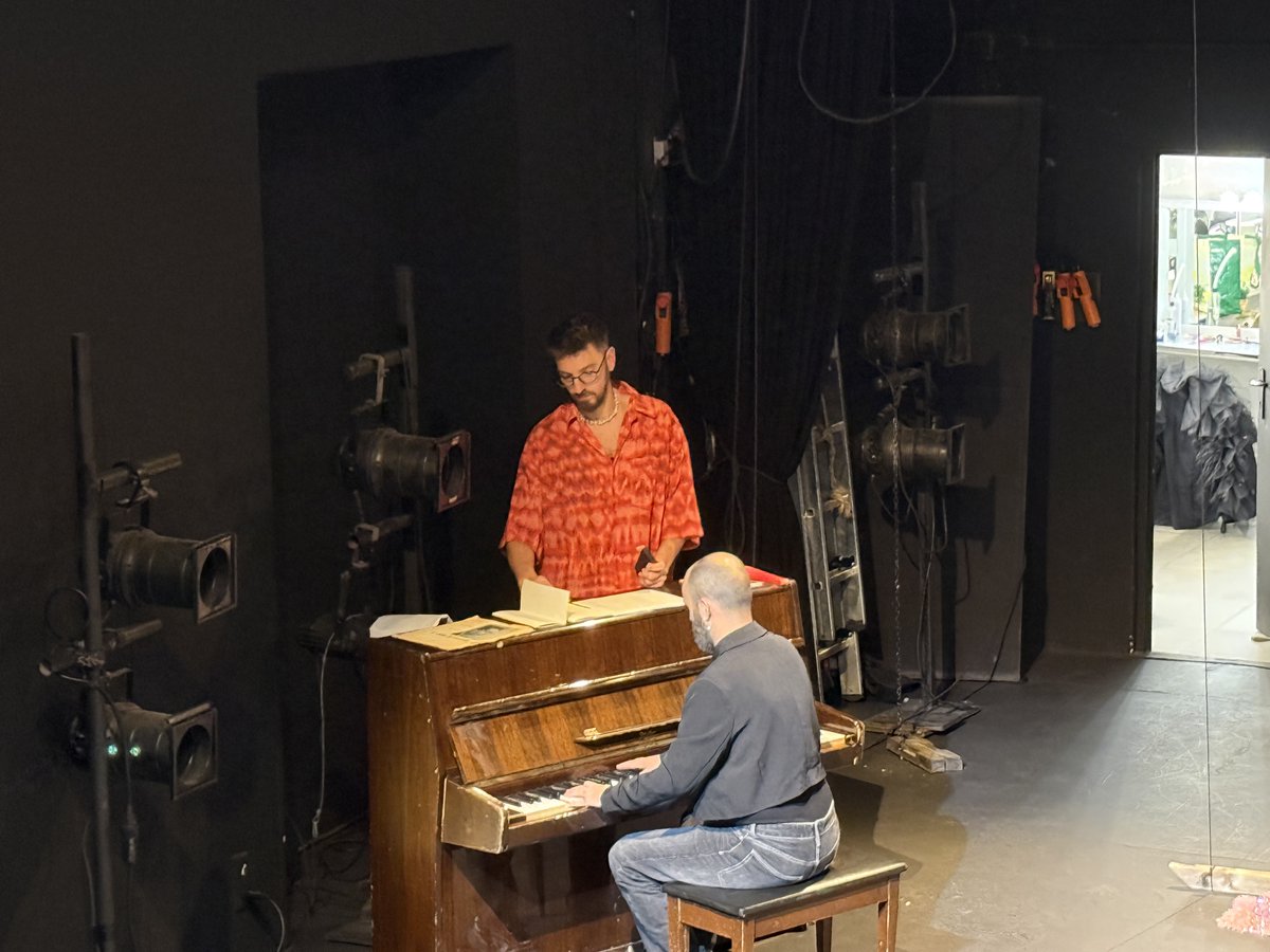 Memorias de un Tiquis Miquis: Pluma archivell.es/2025/09/pluma.…