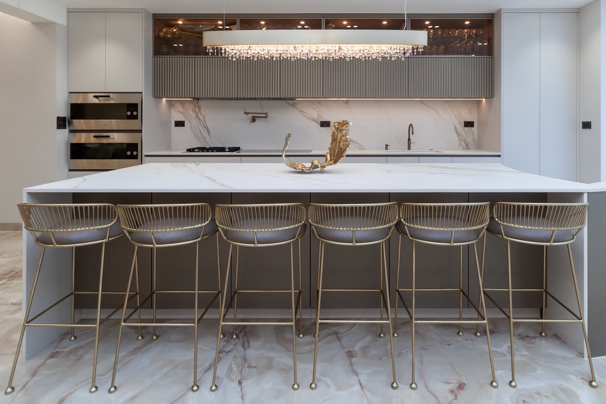 point5kitchens's tweet photo. Kitchen that consists of 2 separate areas for meat and dairy use that is connected by this oversized island/prep area. 

What do you think about the design? Let us know in the comments!

#Point5kitchens #spraypaintedfurniture #northlondonfurniture #BespokeKitchens #whitekitchen https://t.co/eyEBrpywg6