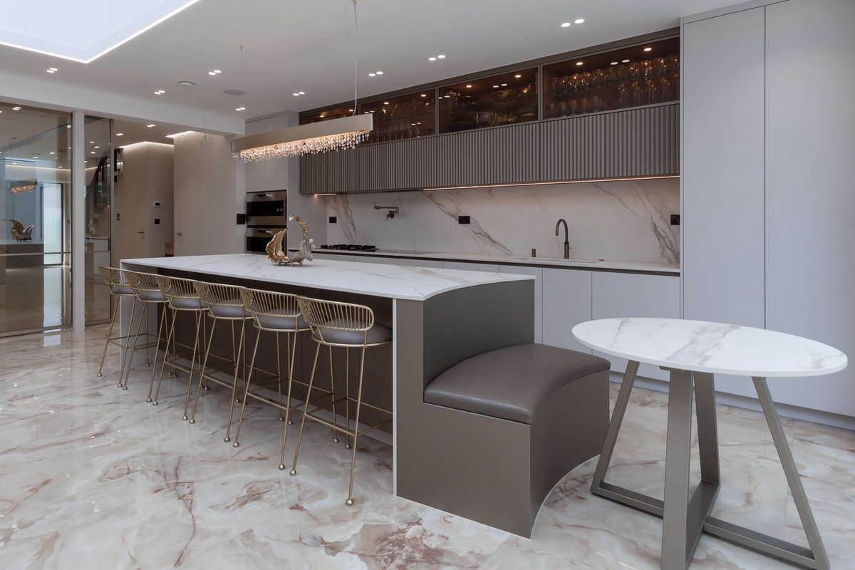 point5kitchens's tweet photo. Kitchen that consists of 2 separate areas for meat and dairy use that is connected by this oversized island/prep area. 

What do you think about the design? Let us know in the comments!

#Point5kitchens #spraypaintedfurniture #northlondonfurniture #BespokeKitchens #whitekitchen https://t.co/eyEBrpywg6