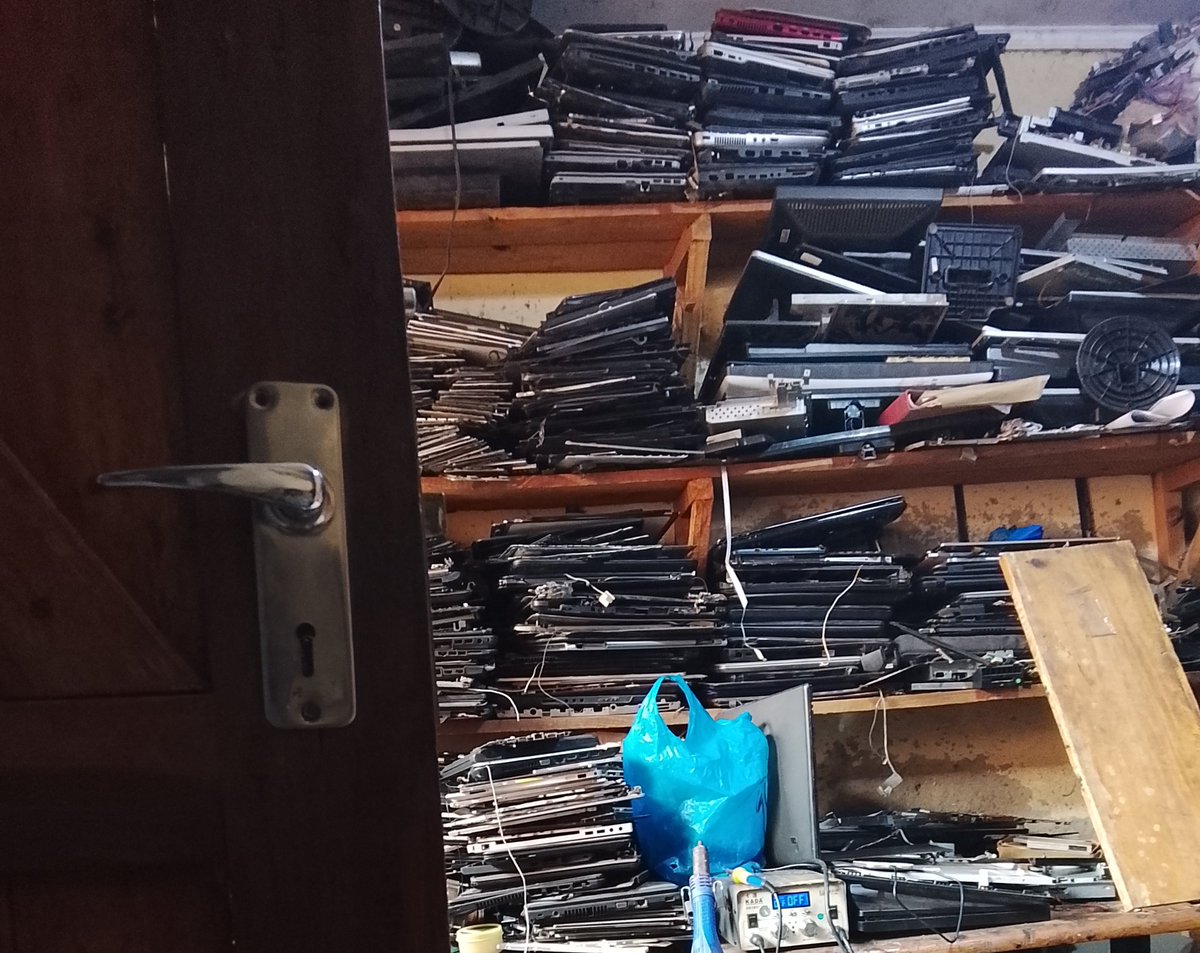 Khoxy_Haxy's tweet photo. Find a guy who knows how to repair computers. Be humble and don't tell him that you have a degree. He will teach you everything.
Imagine, they charge K30,000 to fix simple laptop hinges. 
Based on my intelligence, I trust that they make more that K50,000 per day. https://t.co/Xp6JcHuBYB