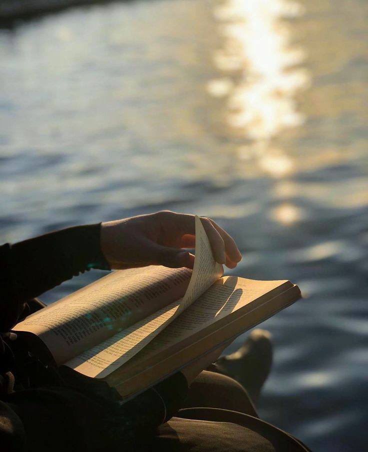 مايجبر  الخاطر سوى حبر الأقلام
          لافضفض الشاعر وبالصدر  ضيقه

بعض الجروح مدبلجه كنها افلام 
          يكتب  شعر والشعر  مابل ..ريقه.