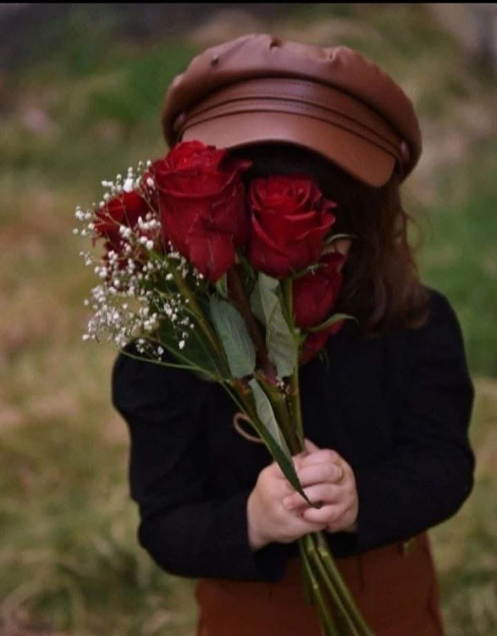 ♥️💫🌹
سلاماً على المحبين الحقيقيين الذين إذا رأوا دمعة مسحوها   ، وإذا رأوا هماً أزالوه ، 
... سلاماً عليهم أولئك الذين تسعدهم سعادتنا  ، ويحزنهم حزننا  ، 
الذين يؤمنون أن الطريقة الوحيدة للحصول على الحب هي تقديمه
♥️💫🌹