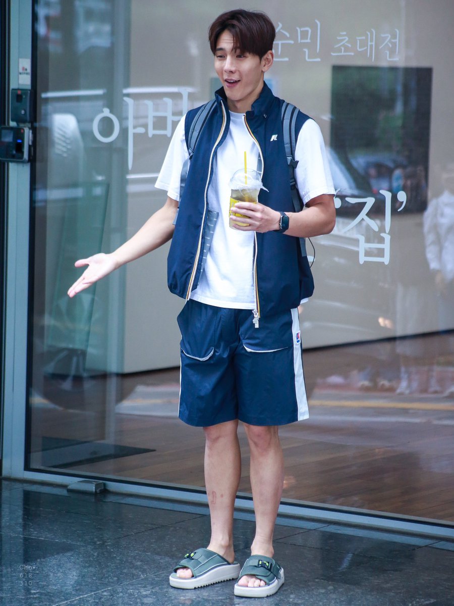 dawnuayo's tweet photo. shownu was pointing out a scar on his leg that he got when he was doing his military service from rushing up the stairs and was saying it’s shaped like an elephant why is he so cute 😭 https://t.co/pOH68yiifa