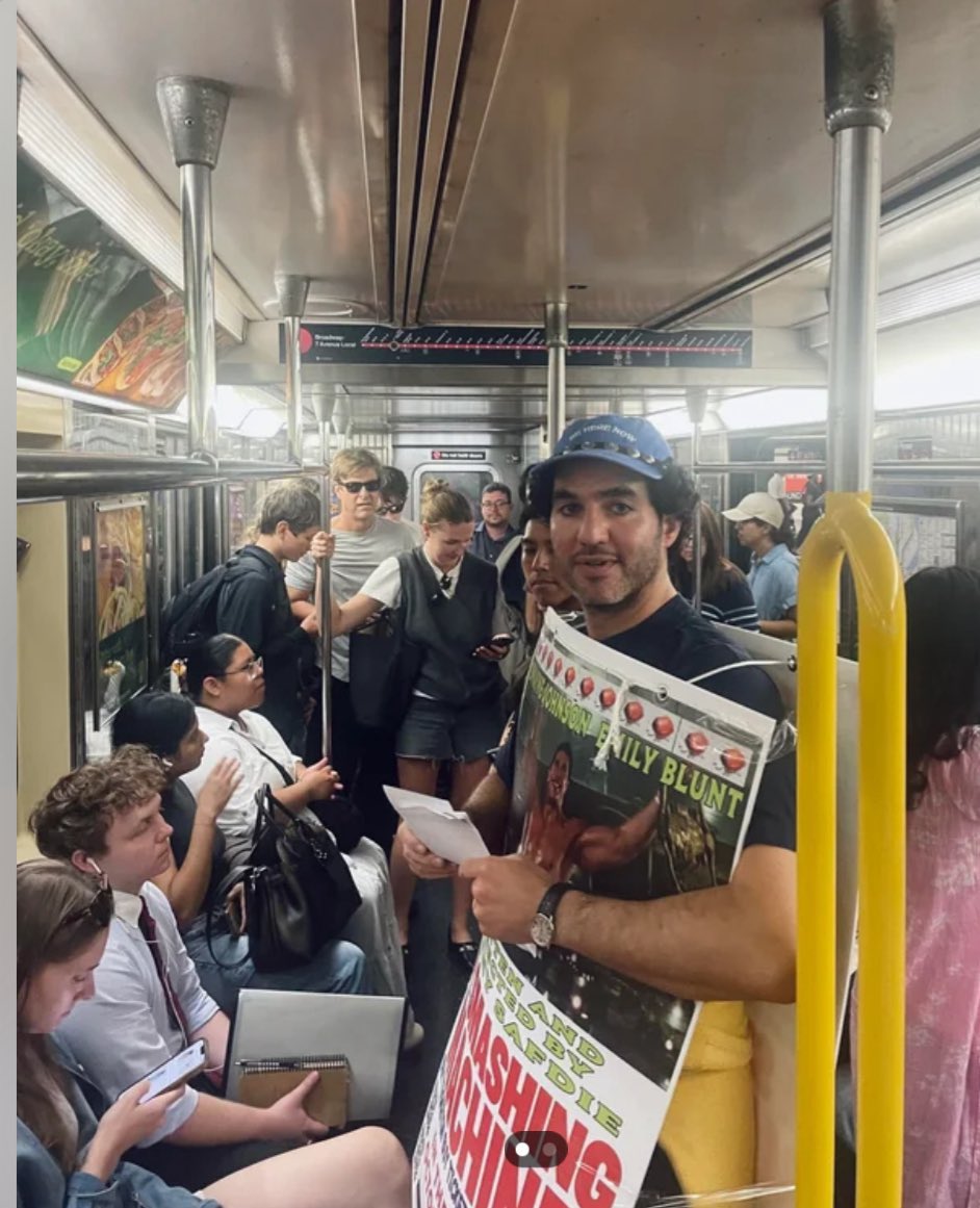 DiscussingFilm's tweet photo. Benny Safdie promoting ‘THE SMASHING MACHINE’ in the New York subway.

Read our review: https://t.co/ejtQIs1Usz https://t.co/JD2950l3bQ