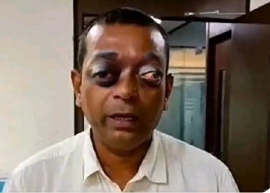 kknayar's tweet image. सीतापुर में BSA और प्रिंसिपल के बीच जो 
बेल्टे बेल्ट मार हुई थी,...
अब पता चल रहा है कि वो मार एक टीचर Ma&apos;am के चक्कर में हुई थी,

इतिहास गवाह है कि दुनिया की बड़ी से बड़ी जंग 
जर, जोरु और ज़मीन के चक्कर में ही हुई है 😂😂
#CongressTargetsMajorArya
#PowerPayBackInAP…