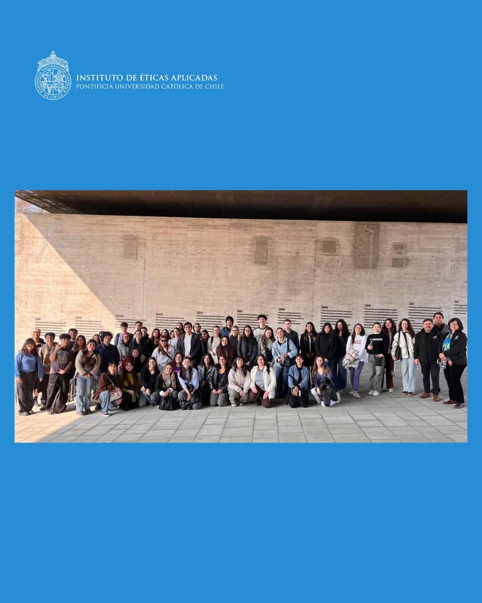 📸 Compartimos imágenes de la visita de estudiantes del curso #ÉticasAplicadasUC “Derechos humanos, ética y sociedad: una perspectiva sociológica” (ETI1004) al <a href="/MuseoMemoriaCL/">Museo de la Memoria y los Derechos Humanos</a> junto a la académica del #IEAUC y miembro del Centro UC para el Diálogo y la Paz, Oriana Bernasconi.