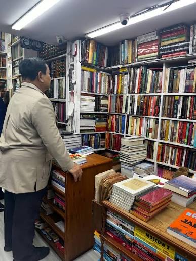 Presiden yang konon katanya seorang pembaca dan penyuka buku melihat kelakuan polisi yang menyita buku apakah tidak terganggu?