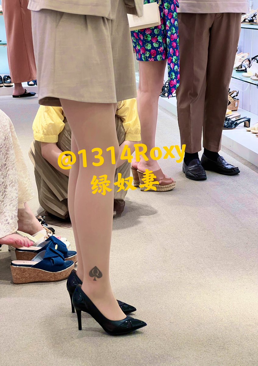 其实我的淫水也和我衣服上图案一样，湿的一塌糊涂，小绿帽们不妨试一下，给你们的老婆买一件穿出去试试，真的比露出还要刺激！ https://t.co/Reoj4jldjg