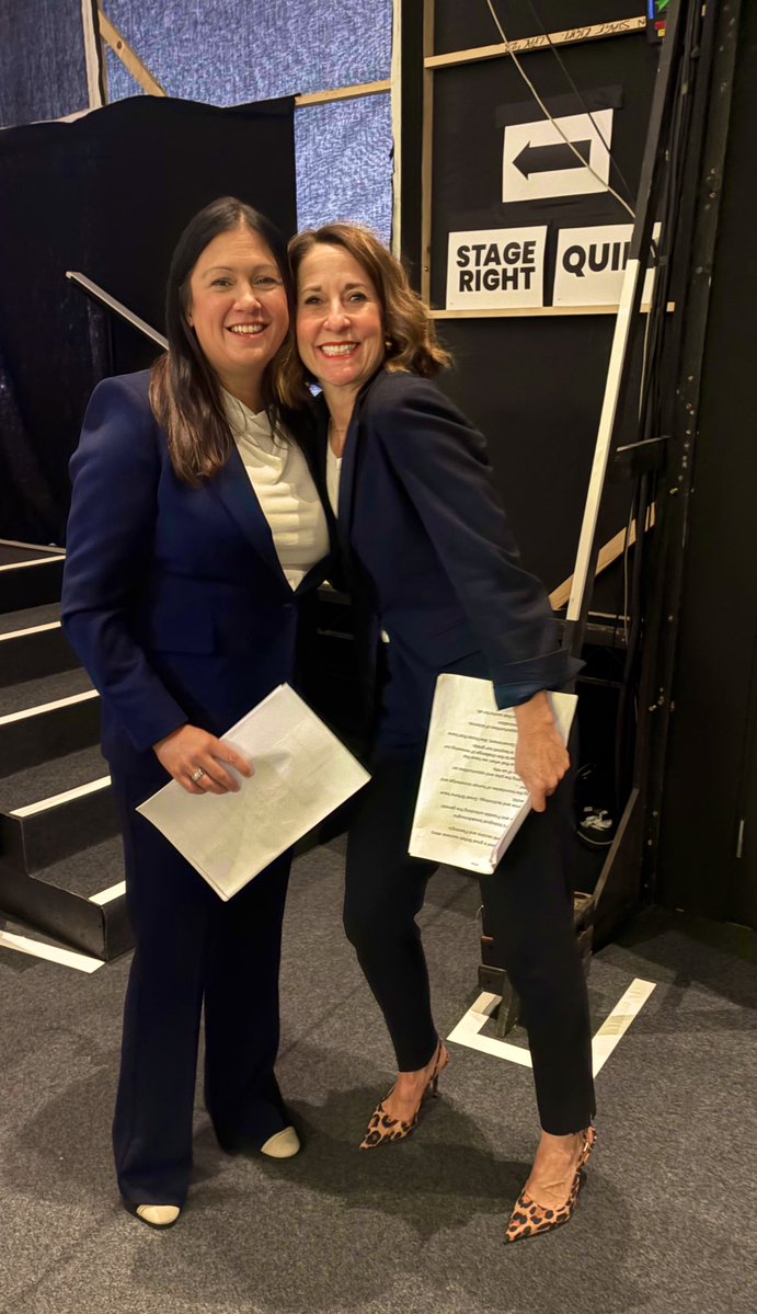 lisanandy's tweet image. Backstage with the brilliant @leicesterliz - fired up and ready to address #Lab25