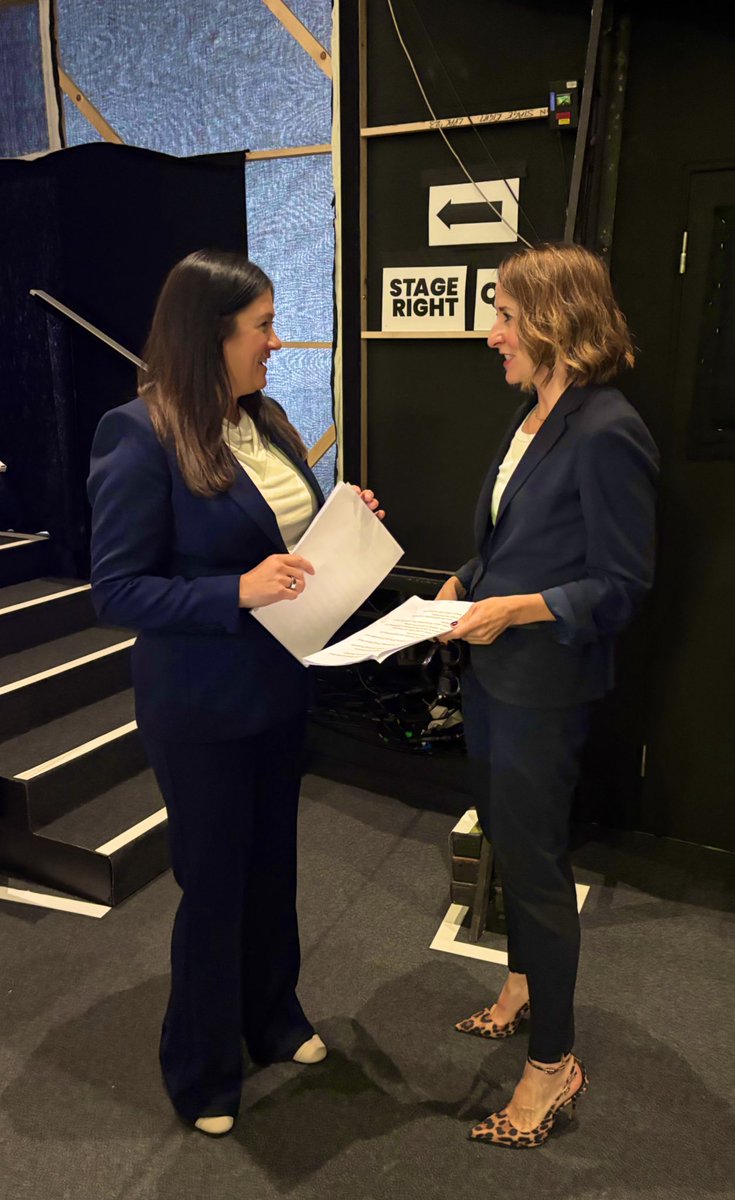 lisanandy's tweet image. Backstage with the brilliant @leicesterliz - fired up and ready to address #Lab25