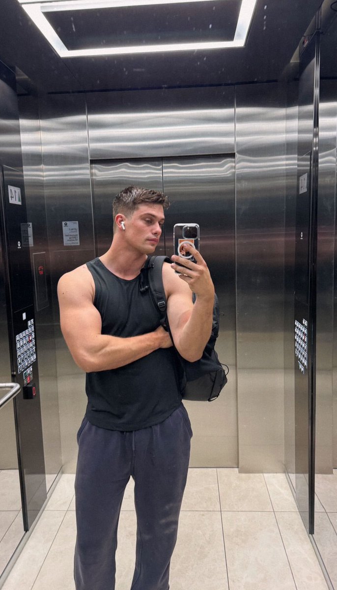 nickgloop's tweet photo. Ngl marine look suit him perfectly 😍😍 https://t.co/I7TWRjIBCJ