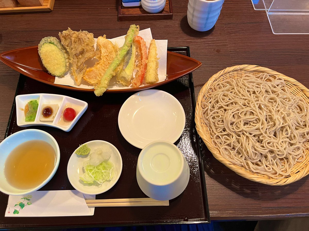 j5_kanoko's tweet photo. 天せいろ食べながら、波長が合う友人と未来の日本の話。女性の自立と尊厳の話。

年齢は10歳くらい下だけど、関係なし。大事なのは波長。 https://t.co/onIB4g0yKc