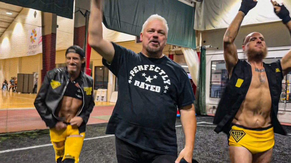 RonMathis13's tweet image. I don't post on here much, but look how cool this shit is!!!

"Cut the fucking music"!!!!!!