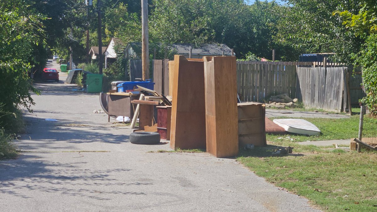 davida_'s tweet photo. @stlcsb huge load of junk and trash from house clean out in the alley between 7506 Vermont and Virginia. Been there for weeks. https://t.co/PA6vd19uTM