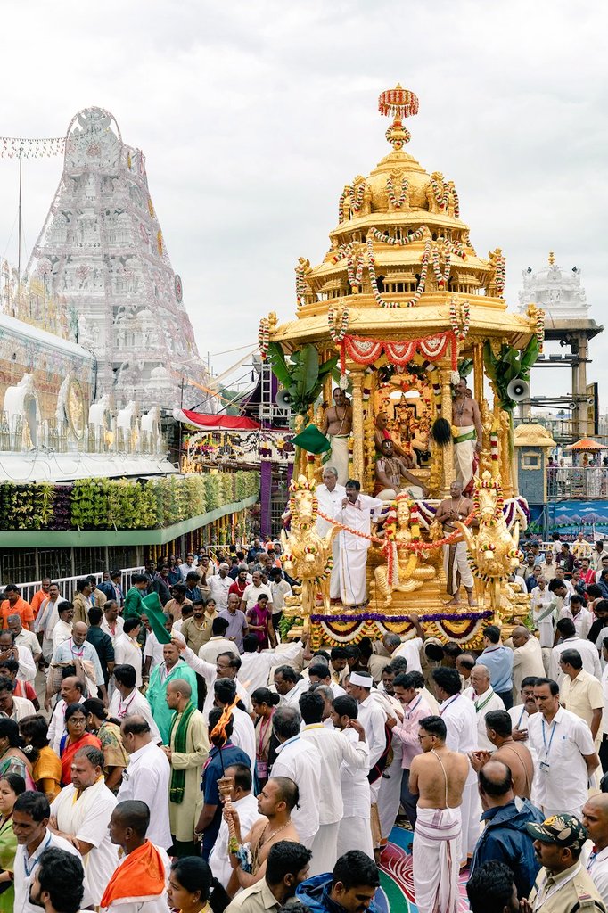 బంగారు రథం పై మాడ వీధులలో ఉభయ దేవేరులతో తిరుమల శ్రీ వారి దర్శనం కని విని ఎరుగని వైభోగం...🕉️❤️🙇🏻‍♂️ 
Govinda Govinda 🙏🏻 ❤️ 

#TirumalaTirupatiDevasthanam #tirumala #bramhotsavams  #ttd