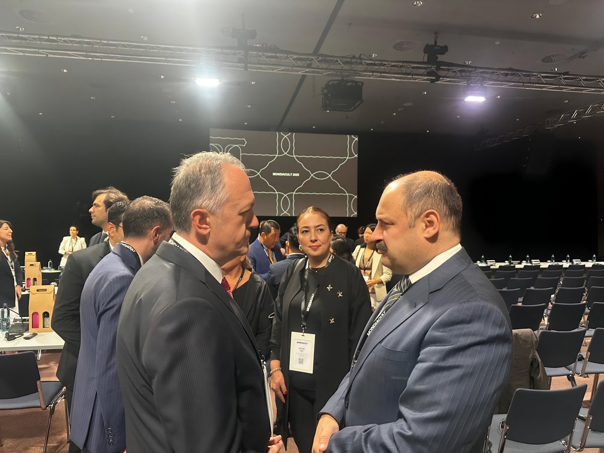 tutuncumeh's tweet photo. Şanlıurfa, ne yalnızca “Şanlıurfa”ya ne de sadece “Türkiye”ye indirgenebilecek bir şehir değildir; kadim hafızasıyla ve derin kökleriyle sınırların çok ötesine taşan, yerel olmanın dar çerçevesini aşarak küresel ölçekte bir medeniyet merkezi olma vasfını taşıyan ihtişamlı bir dünya şehridir.

Birleşmiş Kentler ve Yerel Yönetimler Orta Doğu ve Batı Asya Bölge Teşkilatı’nın (UCLG-MEWA) Yönetim Kurulu ve Konsey Ortak Toplantısı’nda alınan kararla, diğer tüm adaylar arasından “Kültür Elçisi” unvanına layık görülen Şanlıurfa Büyükşehir Belediye Başkanımız Mehmet Kasım Gülpınar, şehrimizin resmen “UNESCO Dünya Müzik Şehri” ilan edilmesiyle birlikte, “Şehrü’l-Emin” sıfatıyla görevine başladığı günden bu yana Hırvatistan, Kuveyt, Almanya, Amerika Birleşik Devletleri, İspanya ve Fransa’ya resmi ziyaretler gerçekleştirmiştir.

Altı çizilmesi gereken hususlardan biri de, bu ziyaretlerde otel konaklamaları ve tüm masraflarını kendi imkânlarıyla karşılaması; hiçbir şekilde harcırah almamayı prensip edinmiş olmasıdır.

Başkan Gülpınar döneminde Şanlıurfa, aynı zamanda İngiltere, Endonezya, İsveç, Meksika, Filistin, Fransa, Pakistan, Avusturya, İtalya, Japonya ve İspanya’nın üst düzey diplomatik temsilcilerini de ağırlayarak, uluslararası alanda bir kültürel buluşma ve diyalog merkezi haline gelmiştir.

Yerelden küresele uzanan; Şanlıurfa adına bugüne dek eşi görülmemiş bir diplomasi hattı kurarak, aynı zamanda “Şehrü’l-Sefîr” misyonunu da üstlenen Başkan Gülpınar’ın son durağı ise, 29–30 Eylül 2025 tarihlerinde İspanya’nın Barselona kentinde düzenlenen ve kültür alanında küresel politikalar ile stratejilerin yeniden tanımlandığı en prestijli platformlardan biri olan MONDIACULT 2025 Dünya Kültür Politikaları Konferansı olmuştur.

Dünya genelinden 194 UNESCO üyesi ülkenin kültür bakanlarının, bakan yardımcılarının, uluslararası kuruluş temsilcilerinin ve akademisyenlerinin buluştuğu bu zirvede, Şanlıurfa Büyükşehir Belediye Başkanı Mehmet Kasım Gülpınar, Türkiye’den akredite edilen ve katılmaya hak kazanan tek belediye başkanı olarak yerini almıştır.

MONDIACULT 2025, yalnızca devletlerin değil, aynı zamanda yerel yönetimlerin de küresel kültür politikalarının inşasında üstlendiği hayati rolü güçlü bir biçimde ortaya koyması bakımından tarihe geçen bir zirve niteliği taşımaktadır.

Şanlıurfamızın binlerce yıllık kültür hazinesi, derin kökleriyle yoğrulmuş tarihi, dillere destan mutfağı ve gönüllere dokunan müzik çeşitliliği; kurulan güçlü ve geniş ufuklu diplomasi köprüleriyle dünya sahnesine taşınmaktadır. Bu kadim şehrin ruhunu cihana tanıtan bu hamlelerin yankısı, hiç şüphesiz önümüzdeki yıllarda Şanlıurfa’ya gözle görülür kazanımlar olarak dönecektir.

Yerelden globale uzanan bir yönetim anlayışıyla, iyi ki.. #MehmetKasımGülpınar.

🇹🇷 🇦🇹 🇩🇪 🇪🇸 🇫🇷 🇮🇩 🇮🇹 🇯🇵 🇰🇼 🇲🇽 🇵🇰 🇸🇪 🇭🇷 🇵🇸 🇬🇧 🇺🇸