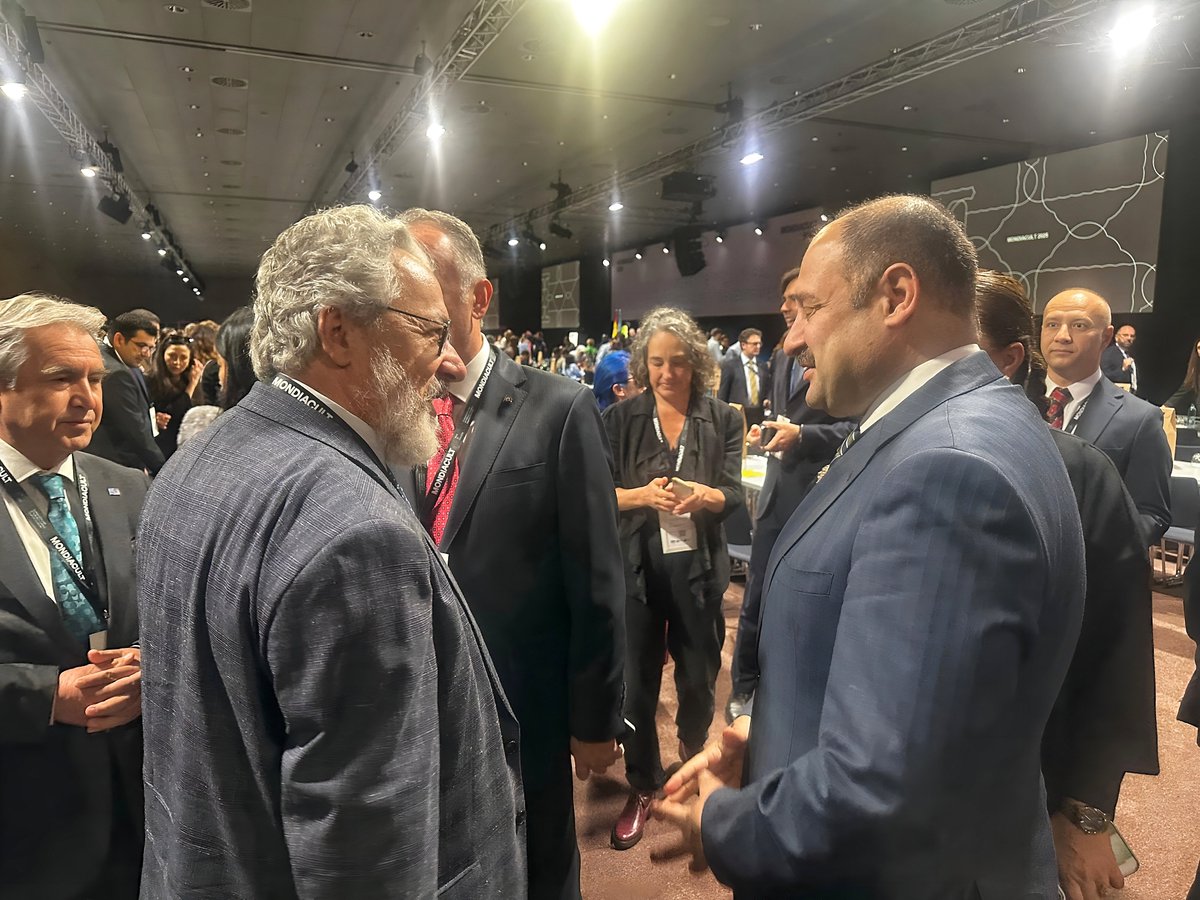 tutuncumeh's tweet photo. Şanlıurfa, ne yalnızca “Şanlıurfa”ya ne de sadece “Türkiye”ye indirgenebilecek bir şehir değildir; kadim hafızasıyla ve derin kökleriyle sınırların çok ötesine taşan, yerel olmanın dar çerçevesini aşarak küresel ölçekte bir medeniyet merkezi olma vasfını taşıyan ihtişamlı bir dünya şehridir.

Birleşmiş Kentler ve Yerel Yönetimler Orta Doğu ve Batı Asya Bölge Teşkilatı’nın (UCLG-MEWA) Yönetim Kurulu ve Konsey Ortak Toplantısı’nda alınan kararla, diğer tüm adaylar arasından “Kültür Elçisi” unvanına layık görülen Şanlıurfa Büyükşehir Belediye Başkanımız Mehmet Kasım Gülpınar, şehrimizin resmen “UNESCO Dünya Müzik Şehri” ilan edilmesiyle birlikte, “Şehrü’l-Emin” sıfatıyla görevine başladığı günden bu yana Hırvatistan, Kuveyt, Almanya, Amerika Birleşik Devletleri, İspanya ve Fransa’ya resmi ziyaretler gerçekleştirmiştir.

Altı çizilmesi gereken hususlardan biri de, bu ziyaretlerde otel konaklamaları ve tüm masraflarını kendi imkânlarıyla karşılaması; hiçbir şekilde harcırah almamayı prensip edinmiş olmasıdır.

Başkan Gülpınar döneminde Şanlıurfa, aynı zamanda İngiltere, Endonezya, İsveç, Meksika, Filistin, Fransa, Pakistan, Avusturya, İtalya, Japonya ve İspanya’nın üst düzey diplomatik temsilcilerini de ağırlayarak, uluslararası alanda bir kültürel buluşma ve diyalog merkezi haline gelmiştir.

Yerelden küresele uzanan; Şanlıurfa adına bugüne dek eşi görülmemiş bir diplomasi hattı kurarak, aynı zamanda “Şehrü’l-Sefîr” misyonunu da üstlenen Başkan Gülpınar’ın son durağı ise, 29–30 Eylül 2025 tarihlerinde İspanya’nın Barselona kentinde düzenlenen ve kültür alanında küresel politikalar ile stratejilerin yeniden tanımlandığı en prestijli platformlardan biri olan MONDIACULT 2025 Dünya Kültür Politikaları Konferansı olmuştur.

Dünya genelinden 194 UNESCO üyesi ülkenin kültür bakanlarının, bakan yardımcılarının, uluslararası kuruluş temsilcilerinin ve akademisyenlerinin buluştuğu bu zirvede, Şanlıurfa Büyükşehir Belediye Başkanı Mehmet Kasım Gülpınar, Türkiye’den akredite edilen ve katılmaya hak kazanan tek belediye başkanı olarak yerini almıştır.

MONDIACULT 2025, yalnızca devletlerin değil, aynı zamanda yerel yönetimlerin de küresel kültür politikalarının inşasında üstlendiği hayati rolü güçlü bir biçimde ortaya koyması bakımından tarihe geçen bir zirve niteliği taşımaktadır.

Şanlıurfamızın binlerce yıllık kültür hazinesi, derin kökleriyle yoğrulmuş tarihi, dillere destan mutfağı ve gönüllere dokunan müzik çeşitliliği; kurulan güçlü ve geniş ufuklu diplomasi köprüleriyle dünya sahnesine taşınmaktadır. Bu kadim şehrin ruhunu cihana tanıtan bu hamlelerin yankısı, hiç şüphesiz önümüzdeki yıllarda Şanlıurfa’ya gözle görülür kazanımlar olarak dönecektir.

Yerelden globale uzanan bir yönetim anlayışıyla, iyi ki.. #MehmetKasımGülpınar.

🇹🇷 🇦🇹 🇩🇪 🇪🇸 🇫🇷 🇮🇩 🇮🇹 🇯🇵 🇰🇼 🇲🇽 🇵🇰 🇸🇪 🇭🇷 🇵🇸 🇬🇧 🇺🇸