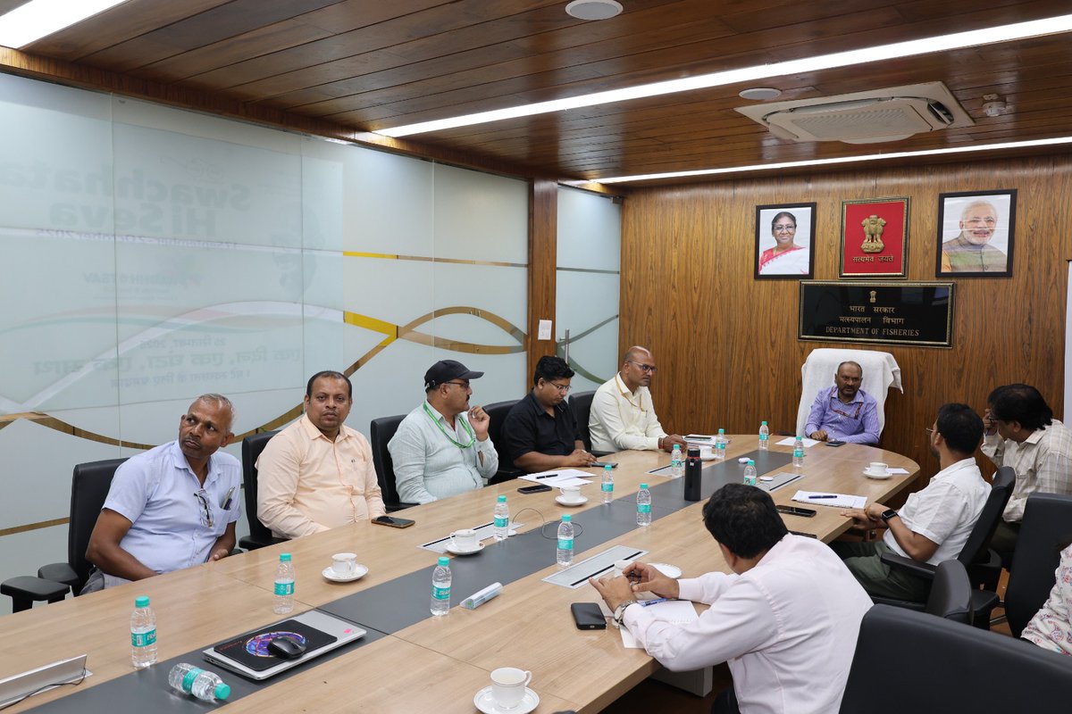 FisheriesGoI's tweet photo. Shri Ajay Srivastava, Economic Advisor, Department of Fisheries reviewed the activities to be undertaken during Swacchata Special Campaign 2.0 in an interactive meeting today.
He underscored the importance of Digital #Swacchta besides regular cleanliness at the workplace and guided the Officials and staff to identify old files, records, including e-files and thrive to reduce pendency of VIP ref, PMO ref, grievances etc in a Campaign mode.
#SpecialCampaign #Cleanliness #CleanlinessAtWorkplace #SwachhataHiSeva #SHS2025