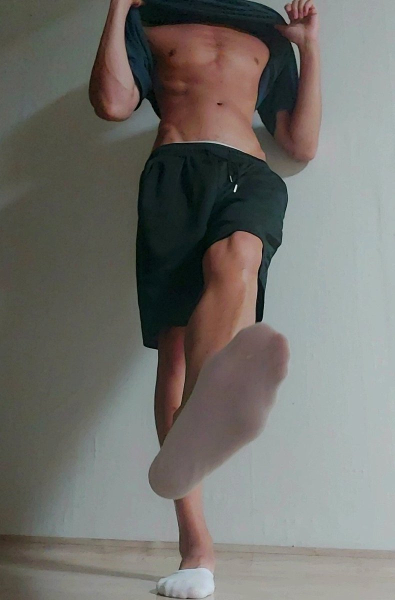 운동하고 와서 땀내 좆되는데 맡을 사람 구함ㅋㅋ