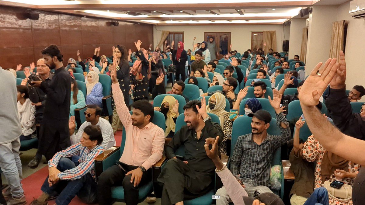 iqrarulhassan's tweet photo. کیوں ایک عام نوجوان لیڈر نہیں بن سکتا؟
کیوں سیاسی جماعتیں صرف شخصیات کے گرد گھومتی ہیں؟
کیوں پارٹیوں میں جمہوریت نہیں؟
کیوں علاقے کا کونسلر بااختیار نہیں ہو سکتا؟
کیوں ایک مڈل کلاس نوجوان وزیراعظم نہیں بن سکتا؟
انڈس یونیورسٹی کراچی میں ٹیم سرعام کے عہدیداران سے ملاقات میں گفتگو۔ https://t.co/6roUwozeqv
