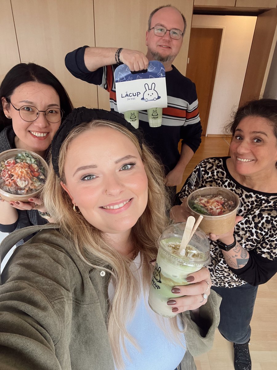 SocialMediaFred's tweet photo. Großes Abschiedsessen, bevor der Ernst des Lebens zurückkehrt (also die Chefs aus dem Urlaub). 😇
#TeamLife #BackToReality #FoodHeals #OfficeVibes #MatchaTime #GoodbyeFreedom #TeamSMK https://t.co/VzQLtM2v4Y