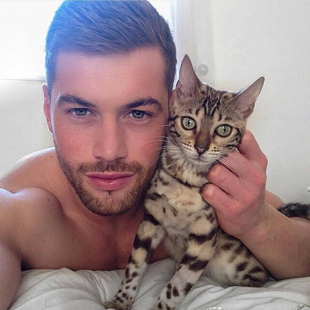 DiverCityMx's tweet image. Él me mira con esos ojitos que prometen mil noches de complicidad y caricias al filo del deseo. ¿Quién dijo que un gato no sabe amar? 😏🐱🔥 #ÉlYYo #CatVibes 

#ChicosConMascotas 🐾🐶🐱

✨ #Follow 👉 instagram.com/divercity.mx/