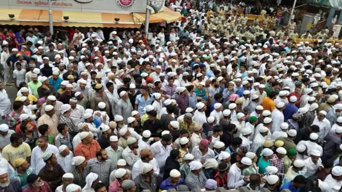 ShrivastavAni's tweet photo. Aatankwad ka dharm tab saamne aata hai jab uski namaz hoti hai 🤲🏽
watch till end to hear the sanest suggestion ..
The other pic is funeral procession of Yakub Memon https://t.co/EPgfpUzDDp