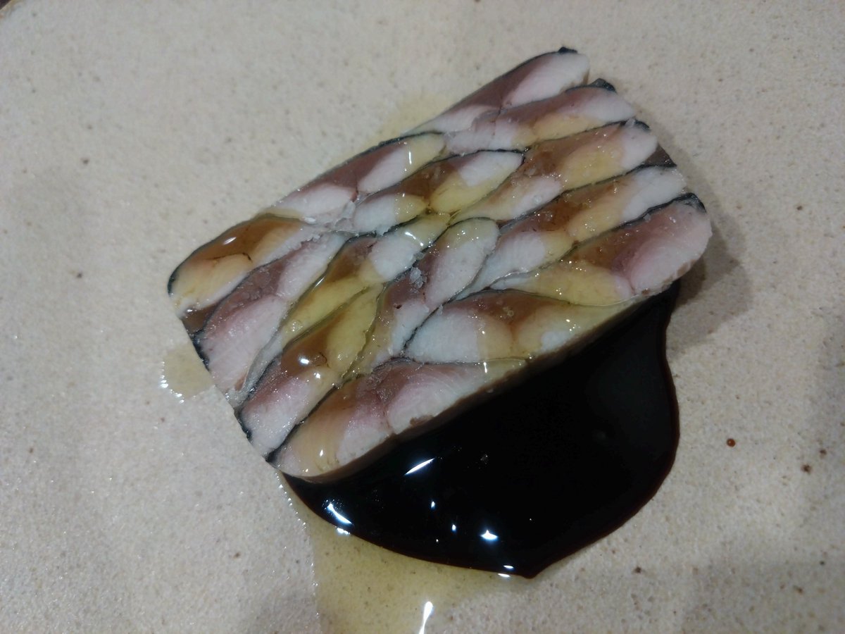 FsNatsuki's tweet photo. 1枚目のテリーヌは今までで食べたどのテリーヌより美味しかった。
サンマのテリーヌ。
テリーヌってなんかよくわからんゼリーで固められたよくわからんような物だと思ってたけど今回で概念変わった。 https://t.co/MRp0Nl463o