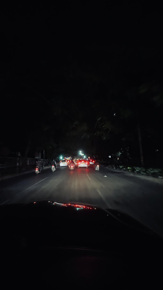 nandeesh_rai's tweet image. No street lights in the heart of the city. Location : from cubbon park metro station all the way through GPO and towards Rajbhavan complete darkness. @ICCCBengaluru @GBA_office @GBAChiefComm @DKShivakumar