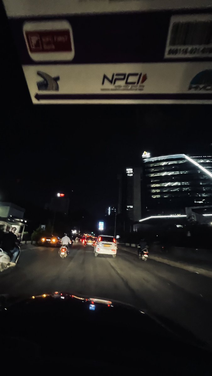 nandeesh_rai's tweet image. No street lights in the heart of the city. Location : from cubbon park metro station all the way through GPO and towards Rajbhavan complete darkness. @ICCCBengaluru @GBA_office @GBAChiefComm @DKShivakumar