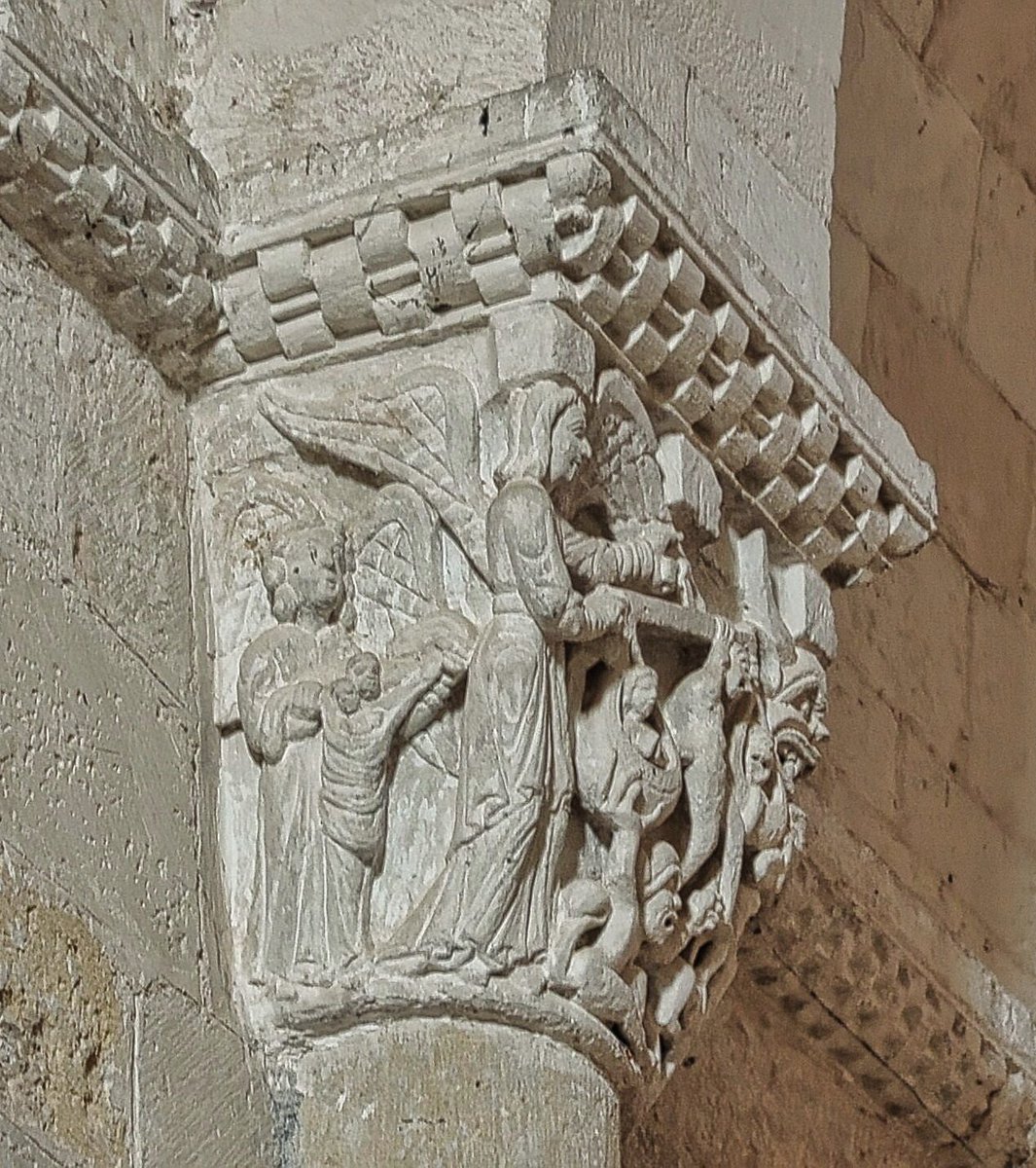 También había reservado para hoy estas fotos mejoradas del increíble capitel de la Psicostasis o Pesaje de las Almas ⚖ de la iglesia de San Miguel de Fuentidueña (Segovia). 
Una genialidad: la piedra parece que se mueve, e imaginémoslo solo iluminado por el refulgir de las velas