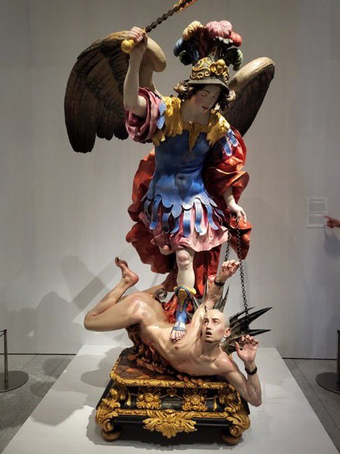 Oh Príncipe de la Milicia Celestial, con el poder que Dios te ha conferido, arroja al infierno a Satanás, y a los demás espíritus malignos que vagan por el mundo para la perdición de las almas. Amén.