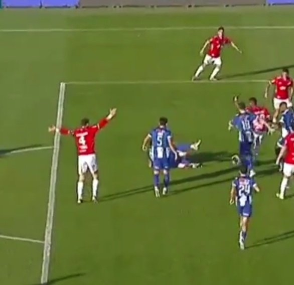 Coates ve el tacle a 1 metro, en primera fila.

Es el capitán de Nacional.
Un capitán serio, para todo en ese momento, se le va arriba al juez, hace quilombo, griterio, tumulto. Hasta que el VAR no revise no se sigue jugando.