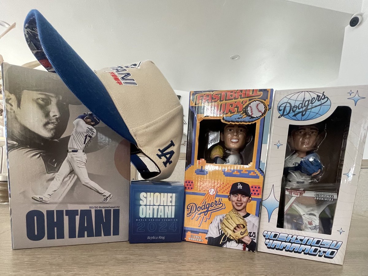 DodgerFanWeekly's tweet photo. Win this Japanese love bundle. Shohei, Yamamoto, Sasaki! 

The Ring, the Bobbleheads, and the Hat!! 

To enter do TWO things.
1. RETWEET
2. Then cut and paste… and REPLY  TO THIS TWEET with this…

👇🏽
💙
@yakyucosmo
💙
@JapanggX 
👆🏽

Winner will be chosen when post season ends. https://t.co/5fRxQMQDLn