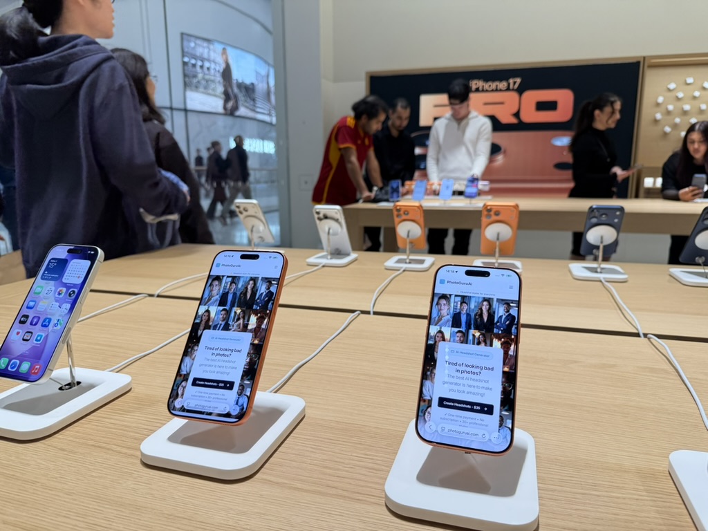 devhe4d's tweet image. wow, iPhone 17 comes with photoguruai.com as default web page: