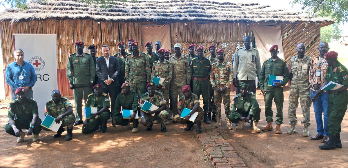ICRC_SSudan's tweet photo. Last week, the ICRC, in collaboration with the South Sudan People`s Defense Forces, launched a Training of Trainers program to enhance the understanding of and promote respect for international humanitarian and human rights law by weapon bearers.
#RulesofWar #EvenWarsHaveLimits https://t.co/j9NKm215lA