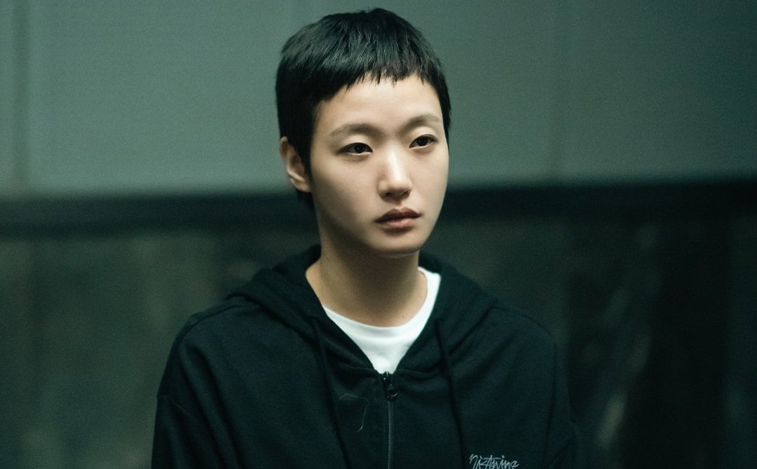 작년에 이어 김고은 올해도 작품 ㅁㅊ어
9월에는 10~30대 때까지 웃고 울고 싸우고
40대에는 결국 돌고 돌아 서로 뿐이었다는 걸
알며 마무리를 짓는 소설책 같은 작품을 보여줬는데
12월에 공개되는 다음 차기작은
머리까지 밀고 정체불명 사이코패스로
나타난다는 게 진짜 믿기지가 않음

올 12월