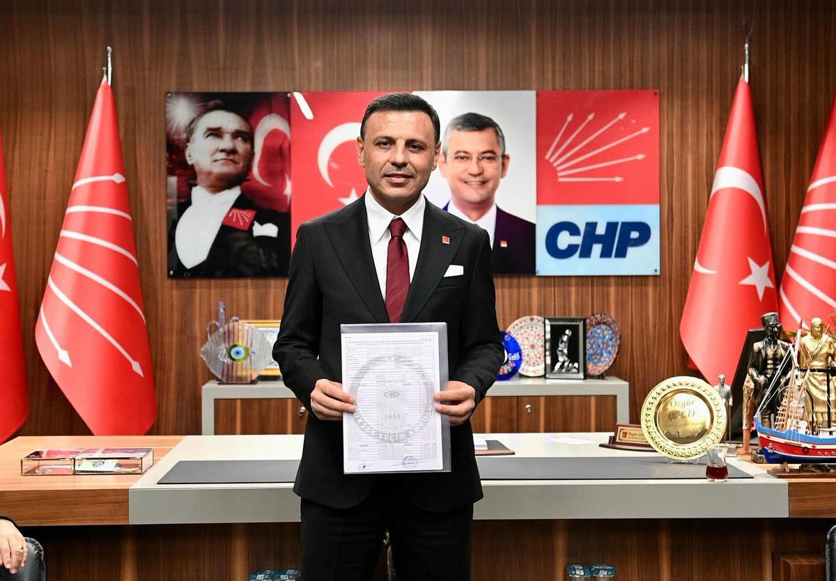 Mazbatasını alarak görevine başlayan İl Başkanımız <a href="/ozgurcelikchp/">Özgür Çelik</a>’i kutluyorum.
İstanbul’da örgütün iradesi tecelli etti.
Şimdi sokakta, sandıkta, dayanışmada yoldaşlık zamanı.
Başarılar diliyor, yanında olduğumuzu bir kez daha ilan ediyorum.
#CHP #İstanbulÖrgütü