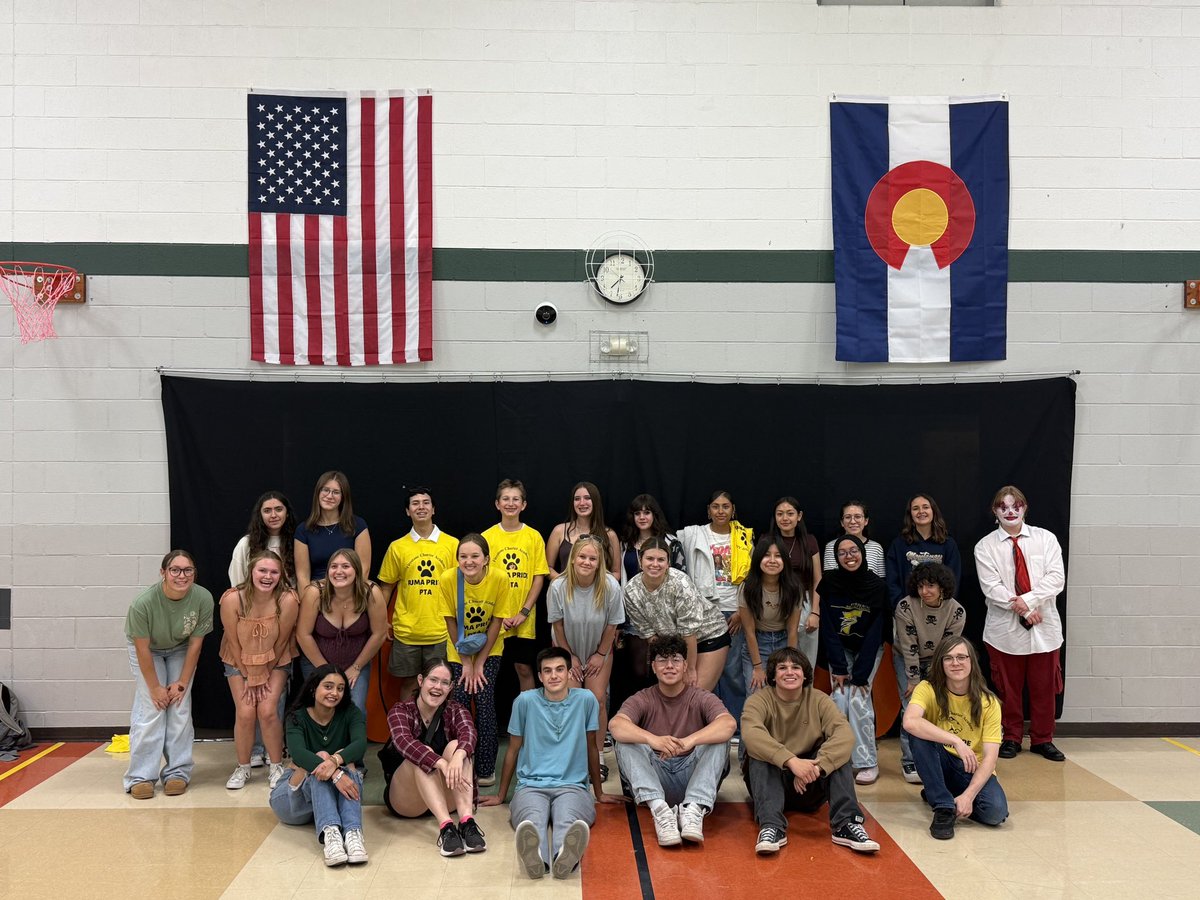 MsPrechtFHS's tweet image. Really proud of these @Frederick_HS students for spending their Friday night volunteering at Firestone Charter Academy’s Fall Festival 🍁 Feeder school connections build strong community!