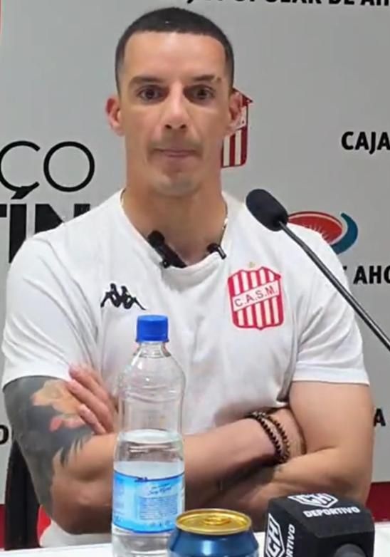 CrisGeMartin's tweet photo. ¿Nadie va a decir nada sobre la respuesta de Sand ante la pregunta de por qué patea él los penales?
Podría haber declarado que eso se decide en los entrenamientos o en el vestuario, pero eligió agredir al periodista que formuló la pregunta porque, según el capitán, él le pone el micrófono a los hinchas que se quejan del juego del equipo.
Sand está confundido, como lo está la CD: que se critique la falta de actitud, la falta de caracter y la calidad del juego no es ir contra el club.
Todos los hinchas queremos que San Martín gane. Si no les gusta las críticas, jueguen como si tuviesen alma.