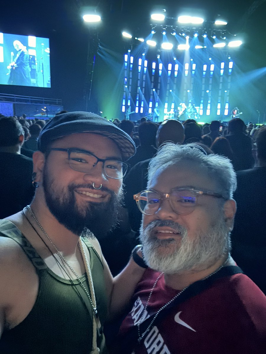 Tonight was gonna be a quiet night in, but suddenly we’re watching <a href="/SmashingPumpkin/">The Smashing Pumpkins</a> 💥🎃